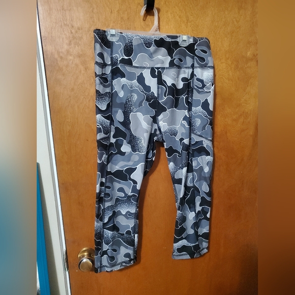 Avia Pants - Womens Avia Capri Camouflage Leggings - Gray. Size L.